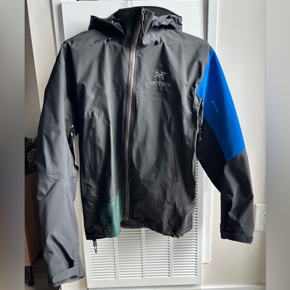 Arc’teryx Beta AR Jacket – Gore-Tex PRO – Size Medium – 2022 – RECCO Equipped